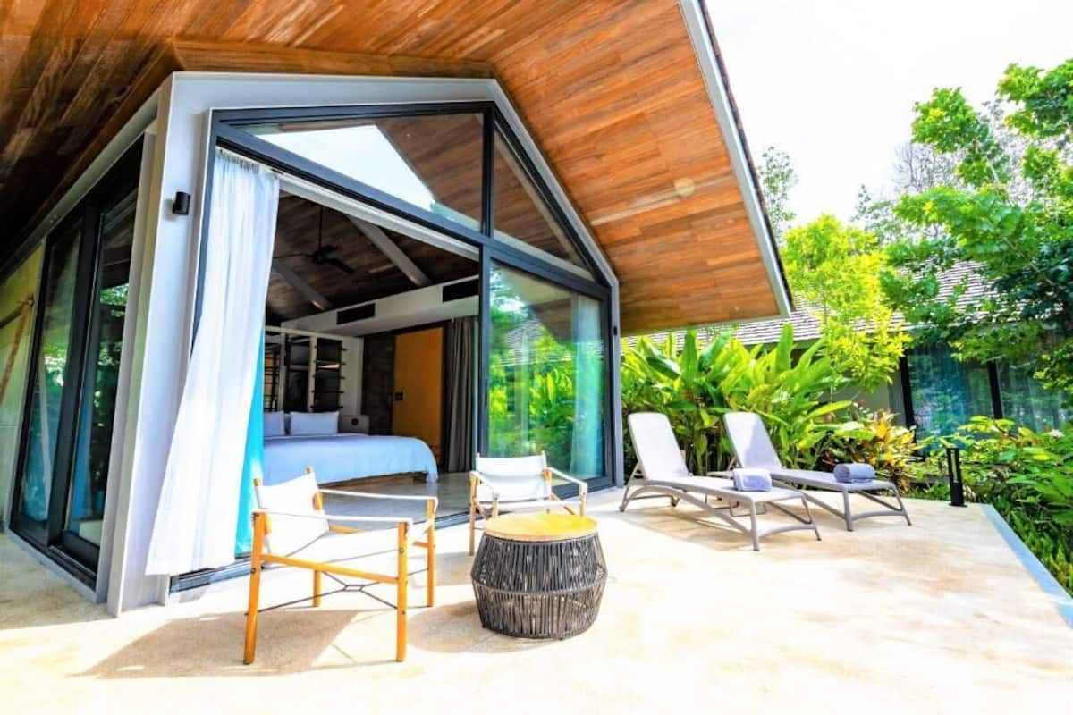 One Bedroom Garden Access Villa with Round-Trip Boat transfer | 低刺激性寝具、ミニバー、セーフティボックス (室内)、遮光カーテン