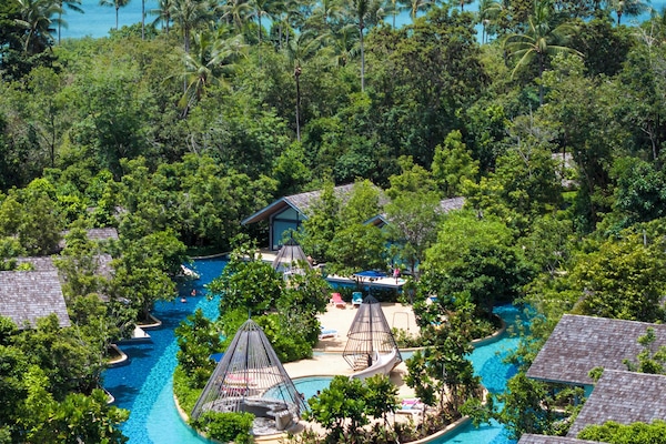 2 outdoor pools, an infinity pool, free pool cabanas, pool umbrellas