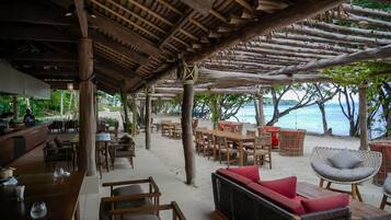 2 ๊ฐ์ ๋ ์คํ ๋, ์์นจ ์์ฌ, ์ ์ฌ ์์ฌ, ์ ๋
์์ฌ ์ ๊ณต(ํ์ง ๋ฐ ์ธ๊ณ ์๋ฆฌ)