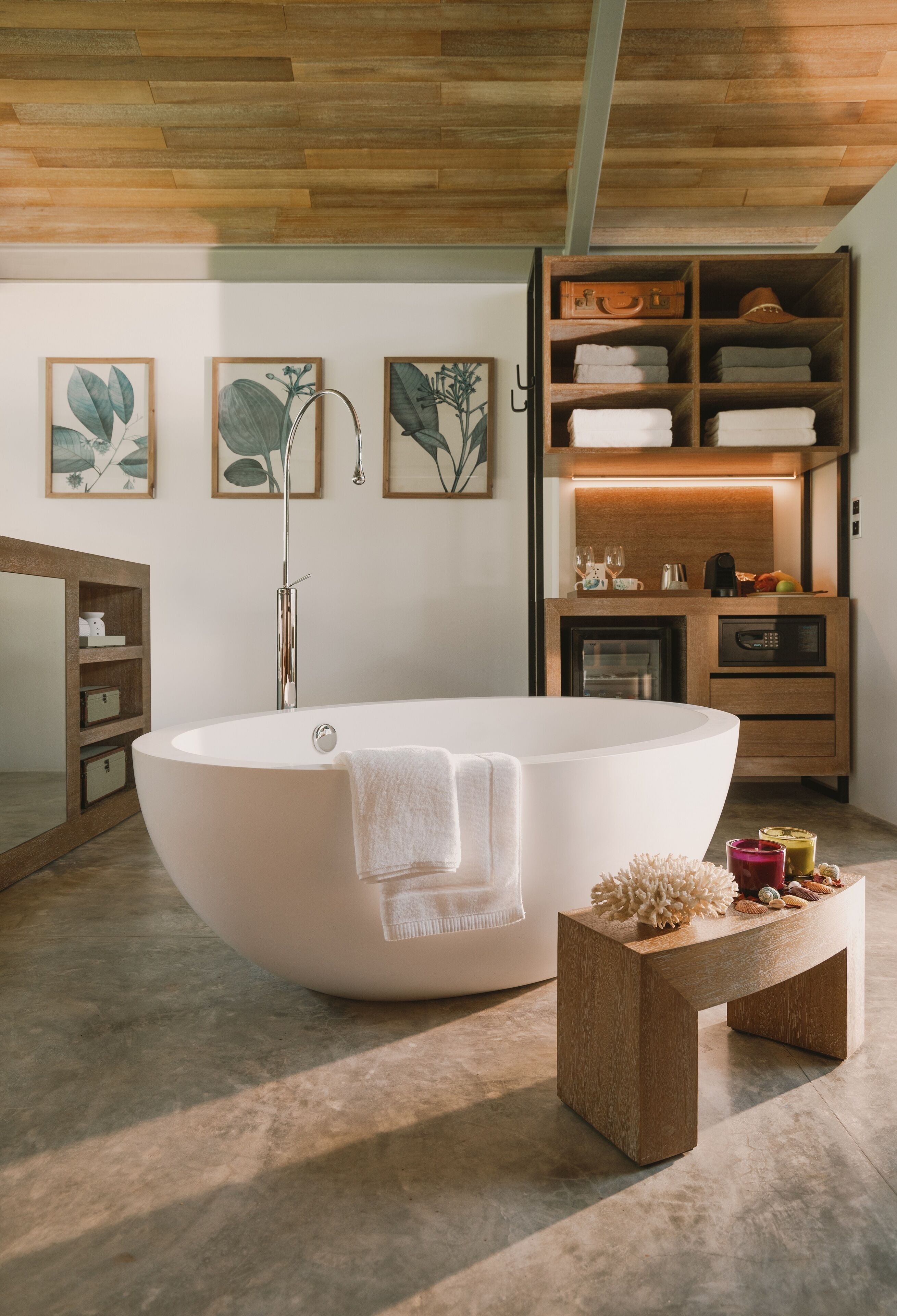 deep-soaking bathtub