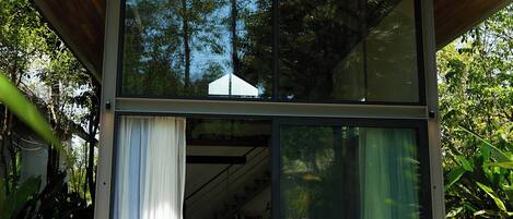 Una casa moderna con ventanas amplias y techo de madera.