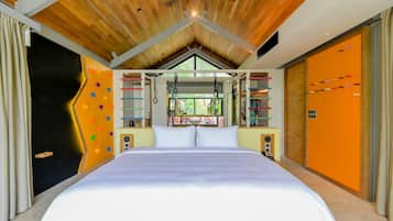 Une chambre moderne avec un grand lit, un plafond en bois et une vue sur l’extérieur.