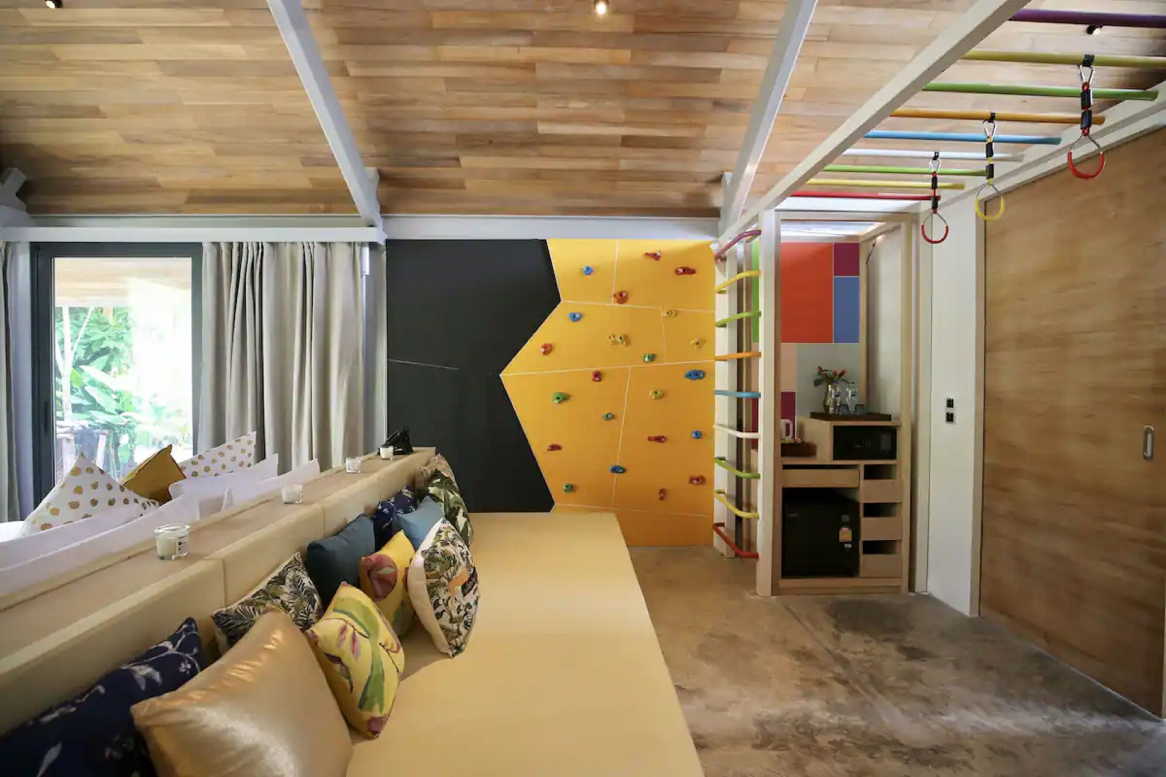 2 bedrooms, hypo-allergenic bedding, minibar, in-room safe