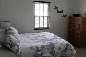 3 bedrooms, iron/ironing board, free WiFi, bed sheets - Cozy stand alone cottage with Bermuda Character  (St.George's, Bermuda)