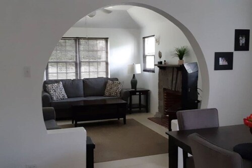 Cozy stand alone cottage with Bermuda Character 