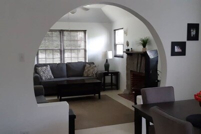 Cozy stand alone cottage with Bermuda Character