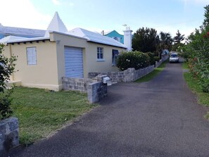 Property grounds - Cozy stand alone cottage with Bermuda Character  (St.George's, Bermuda)