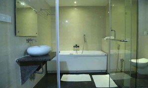 Phòng Premium | Phòng tắm | Buồng tắm vòi sen, đồ dùng nhà tắm miễn phí, dép đi trong nhà 