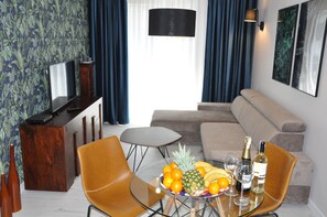 Laptop workspace, iron/ironing board, free WiFi, bed sheets - ApartmentSun Parrot (Wroclaw)