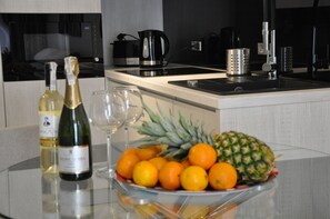 Refrigerador, microondas, horno, placa de cocina