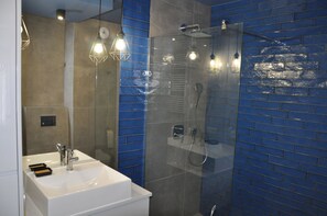 Deluxe Apartment | Bathroom | Shower, hair dryer, towels, shampoo