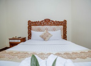 Escritorio, wifi gratis, ropa de cama