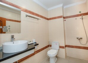 Deluxe Double Room | Bathroom | Shower, free toiletries, hair dryer, towels