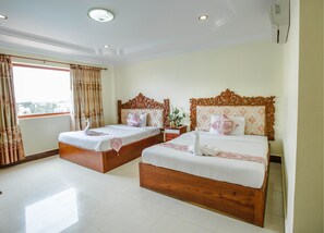 Desk, free WiFi, bed sheets - VY CHHE Hotel (Battambang)