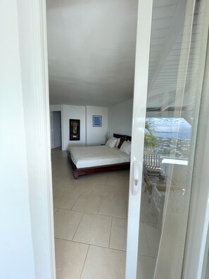 Coffres-forts dans les chambres, fer et planche à repasser