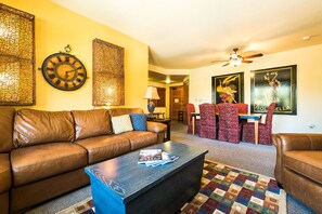 Smart-tv, eldstad och en stereo