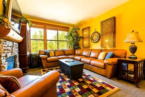 Smart-tv, eldstad och en stereo