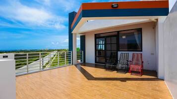 Chambre Familiale, vue mer | Terrasse/Patio