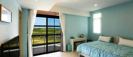 Habitación cuádruple, balcón | Wifi gratis y ropa de cama