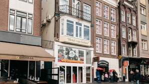 A historic building with a sign reading "Hotel van Gelder" and a café named "City Sightseeing" below. - Hotel van Gelder (Amsterdam)