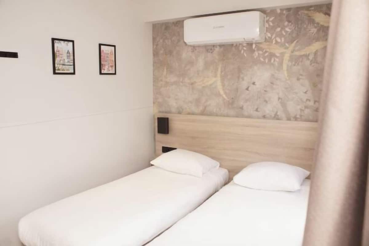 Desk, laptop workspace, iron/ironing board, free WiFi