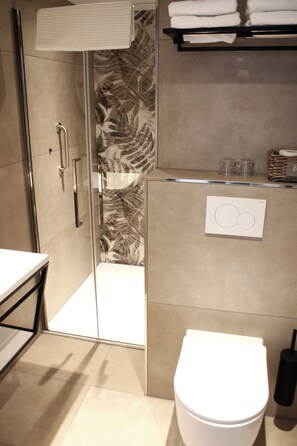 Superior Single Room | Bathroom | Shower, hydromassage showerhead, free toiletries, hair dryer - Hotel van Gelder (Amsterdam)