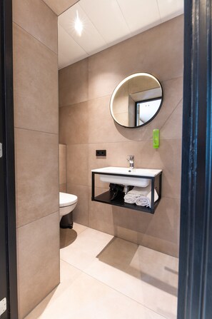 Een douche, een hydromassagedouche, gratis toiletartikelen