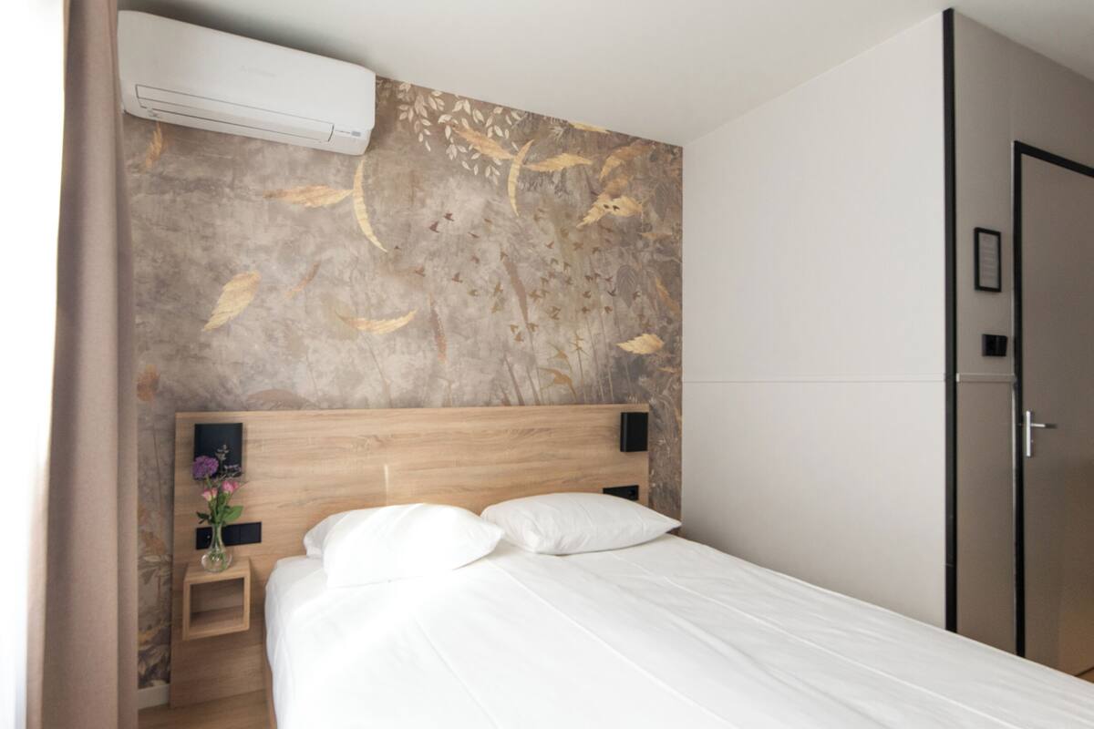 Hypo-allergenic bedding available, in-room safe, desk, laptop workspace
