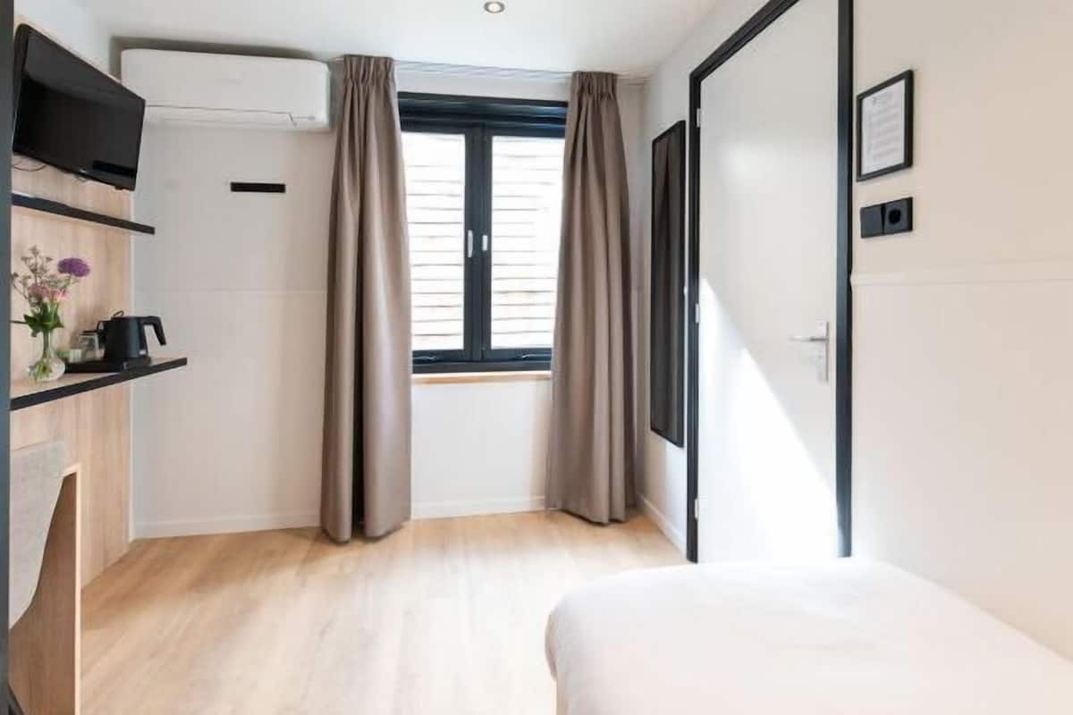 Desk, laptop workspace, iron/ironing board, free WiFi