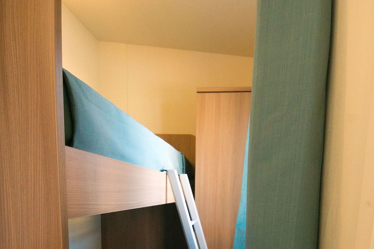 Bungalow, 2 habitaciones (Lusso A) | 2 habitaciones, cortinas blackout, wifi gratis y ropa de cama