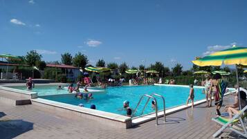 Außenpool (je nach Saison geöffnet), Sonnenschirme