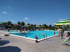 Piscine extérieure (ouverte en saison), parasols de plage