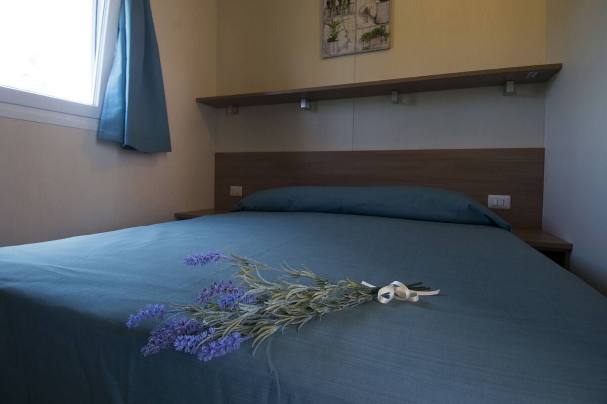 Blackout drapes, WiFi (free), bed sheets