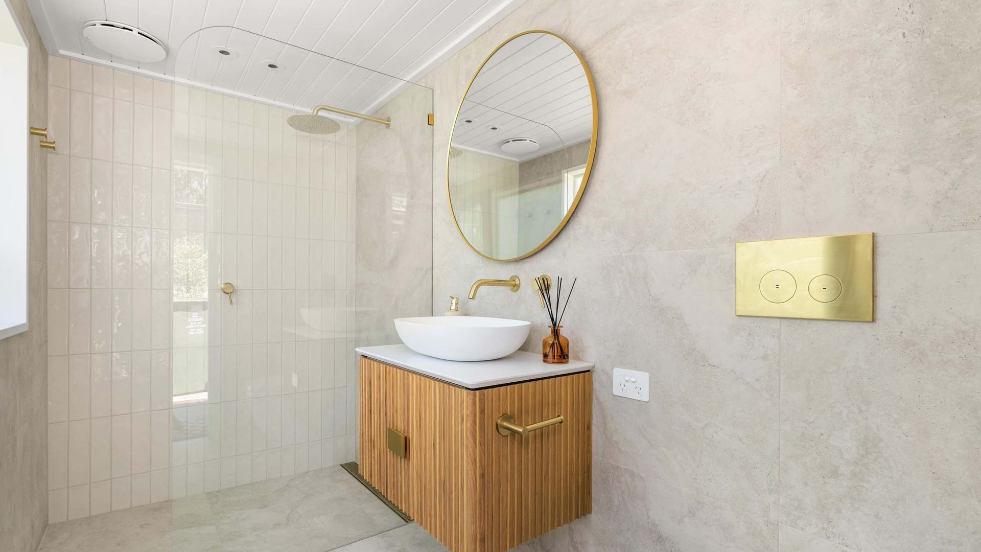 Combined shower/bathtub, hair dryer