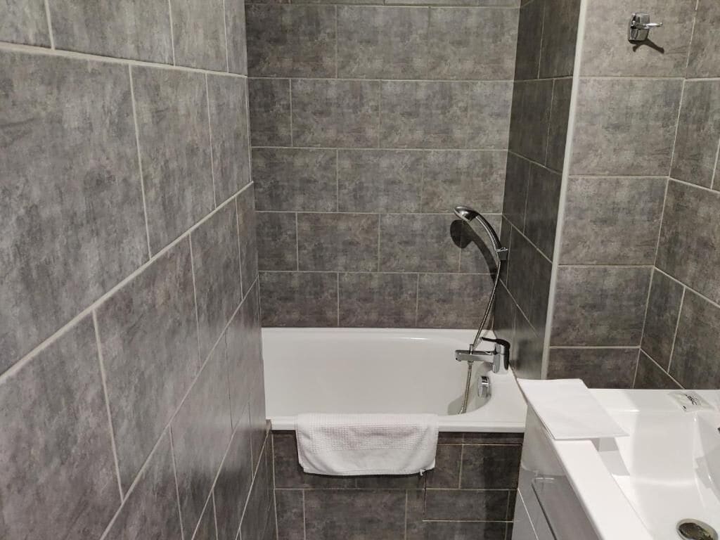 triple room (baignoire) | bathroom | hair dryer