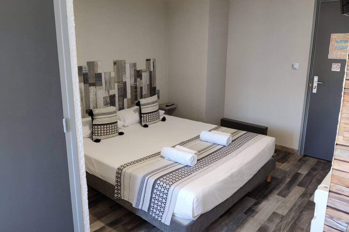 Classic Double Room (Douche) | Premium bedding, desk, laptop workspace, blackout drapes