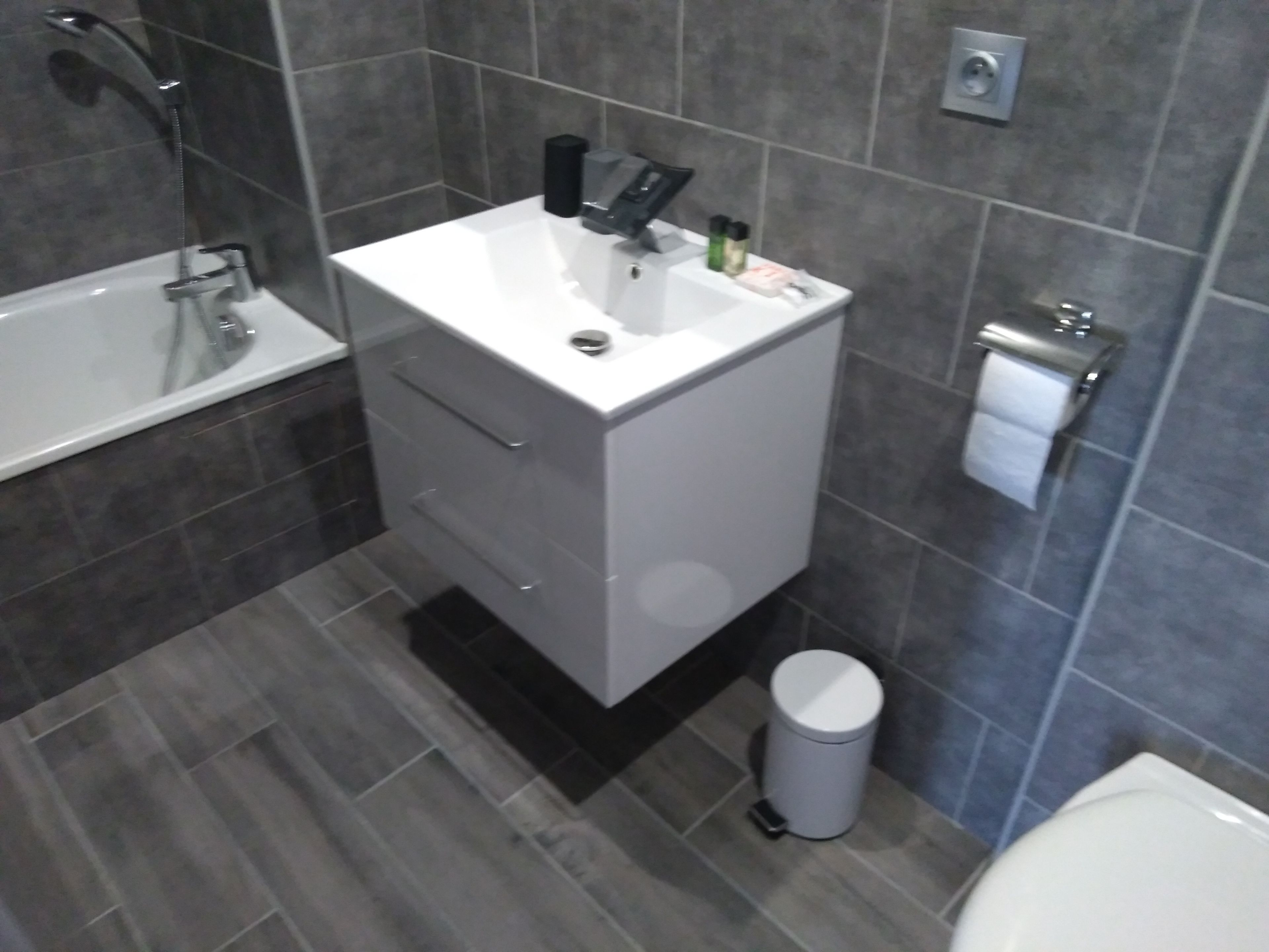 triple room (baignoire) | bathroom | hair dryer