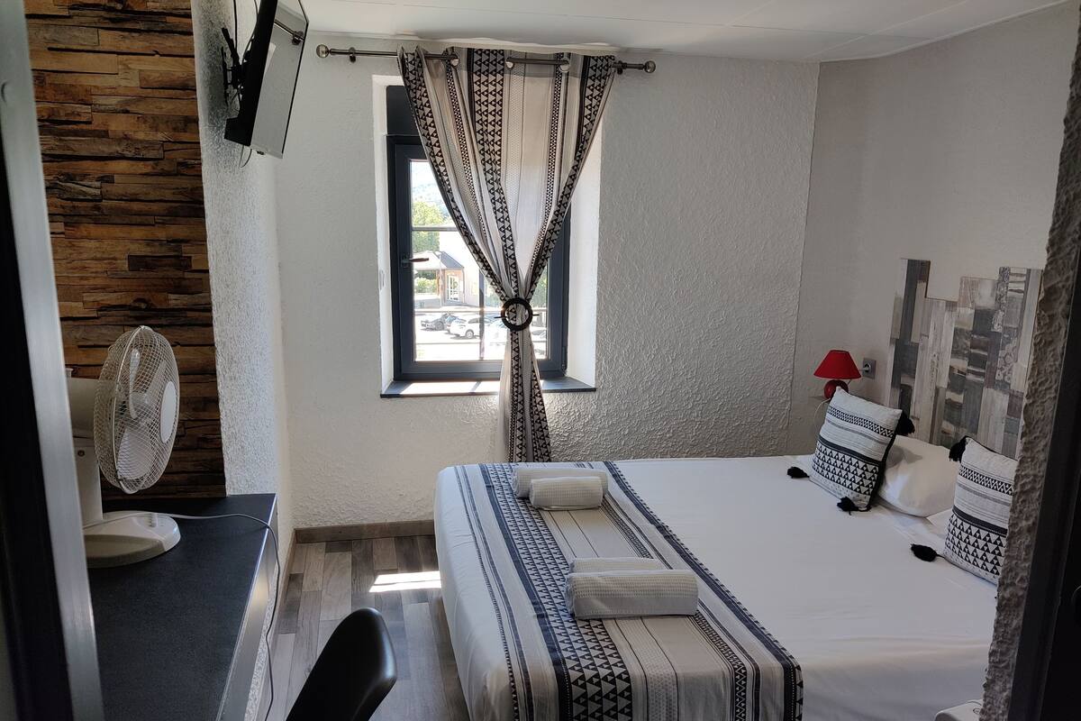 Classic Double Room (Douche) | Premium bedding, desk, laptop workspace, blackout drapes