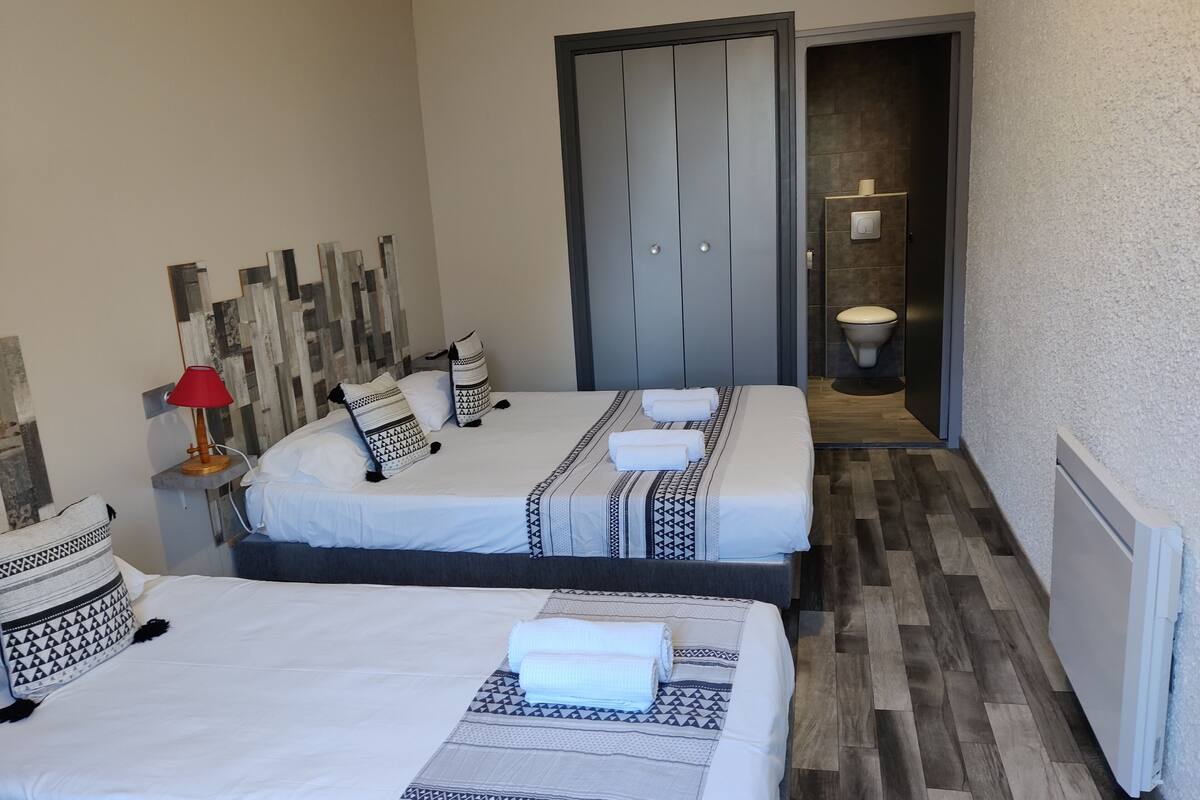 Triple Room (Baignoire) | Premium bedding, desk, laptop workspace, blackout drapes