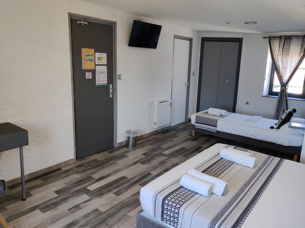 basic triple room (douche) | premium bedding, individually decorated, individually furnished, desk