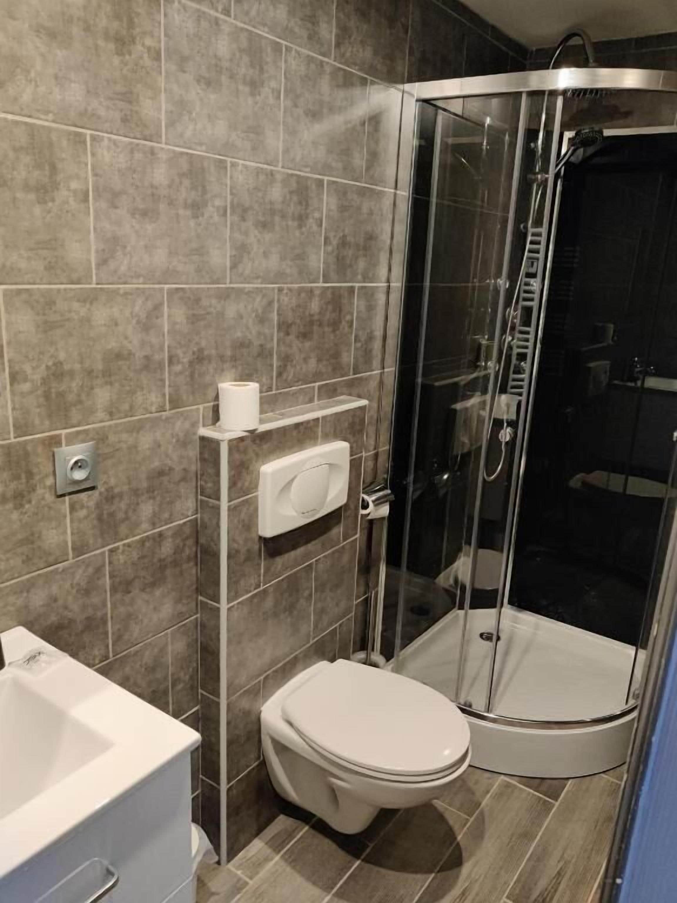 basic triple room (douche) | bathroom | hair dryer