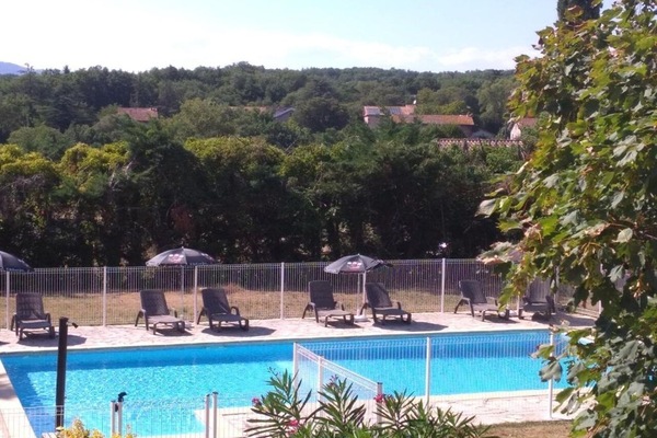 Kauden mukainen ulkouima-allas