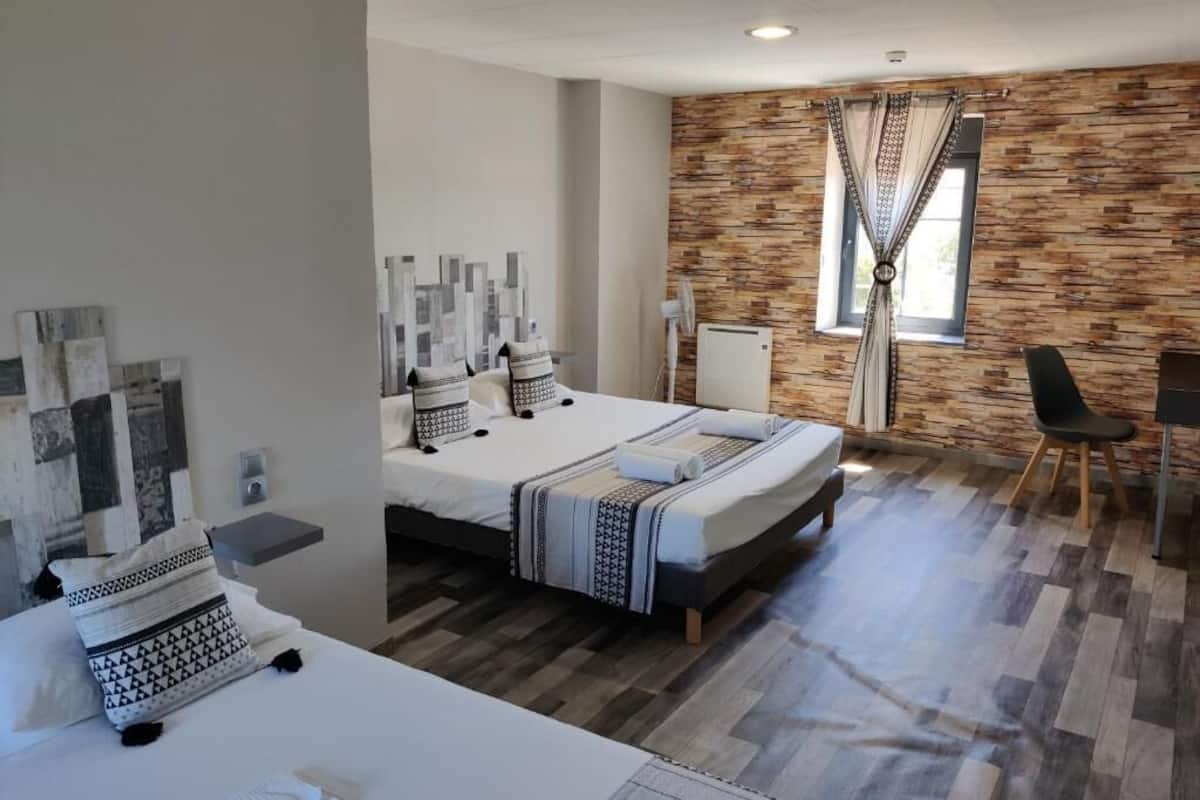 basic triple room (douche) | premium bedding, individually decorated, individually furnished, desk