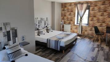 Eenvoudige driepersoonskamer (Douche) | 1 slaapkamer, luxe beddengoed, individueel gedecoreerd