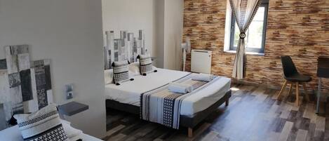 Tremannsrom – basic (Douche) | Sengetøy av topp kvalitet, individuelt dekorert og individuelt innredet