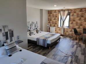 Chambre Triple (Douche) | Literie de qualité supérieure, décoration personnalisée