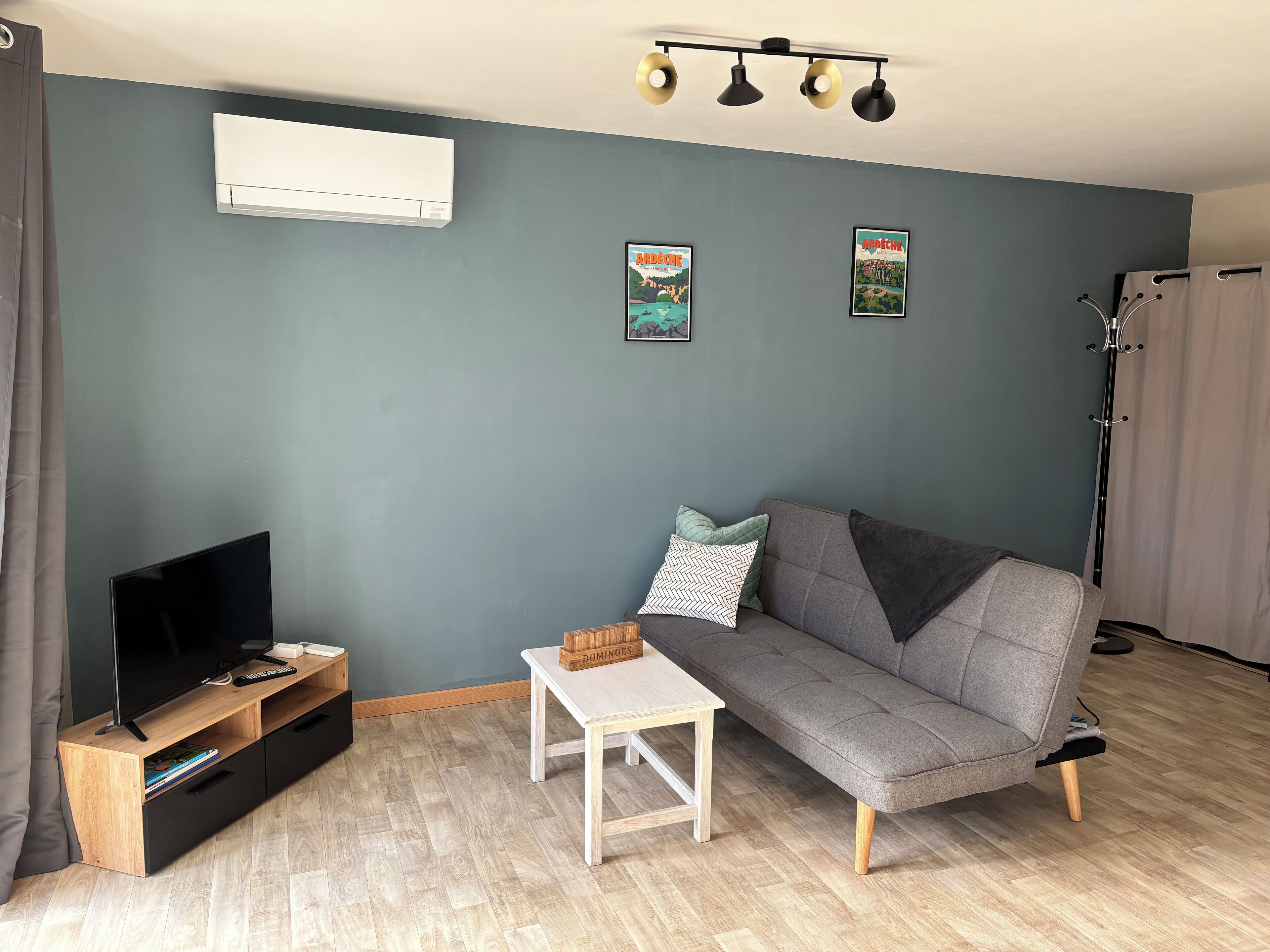 basic apartment | living area | 81-cm led tv with digital channels, tv