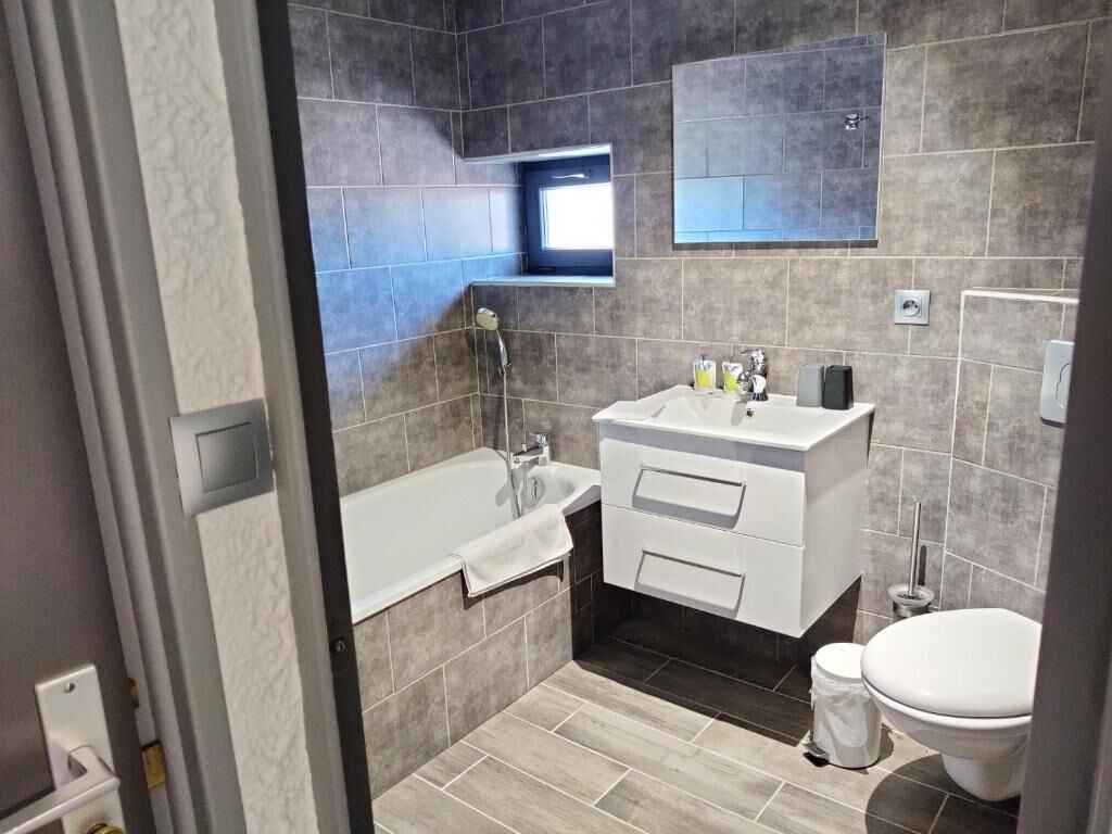 classic double room (baignoire) | premium bedding, individually decorated, individually furnished, desk