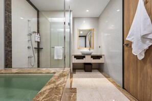 Bathtub dan shower terpisah dan pemandian mata air panas