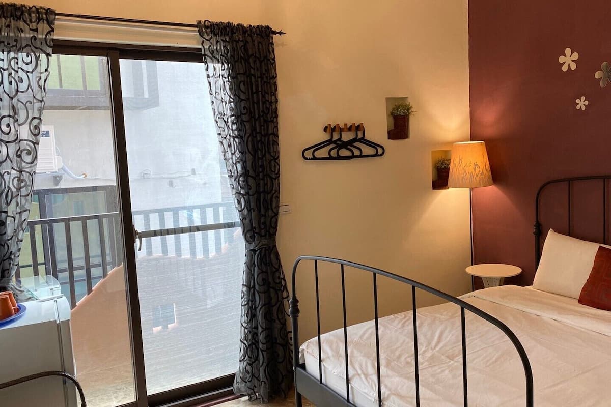 Escritorio, cortinas blackout, sistema de insonorización y wifi gratis